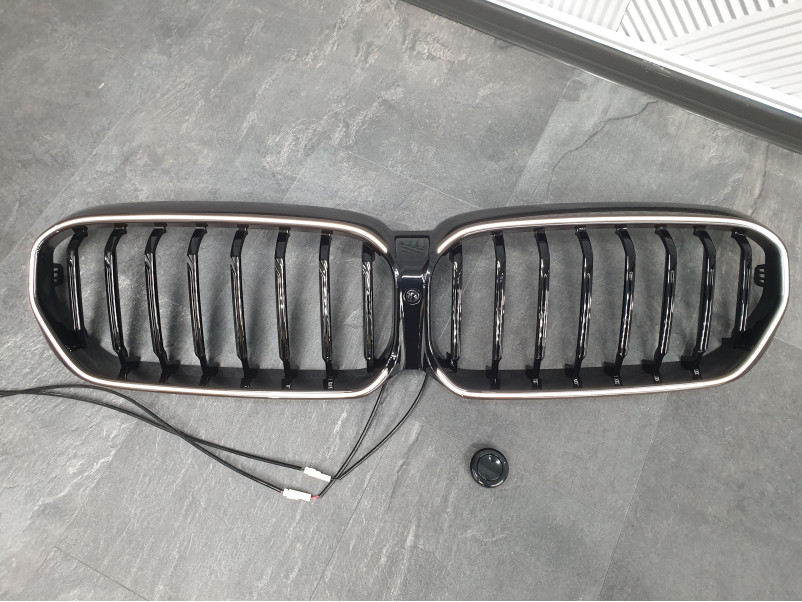 Ніздрі Чорний глянець LED ( 1 bar ) Iconic glow на BMW 5 Series G30 / G31 2020-2023 року