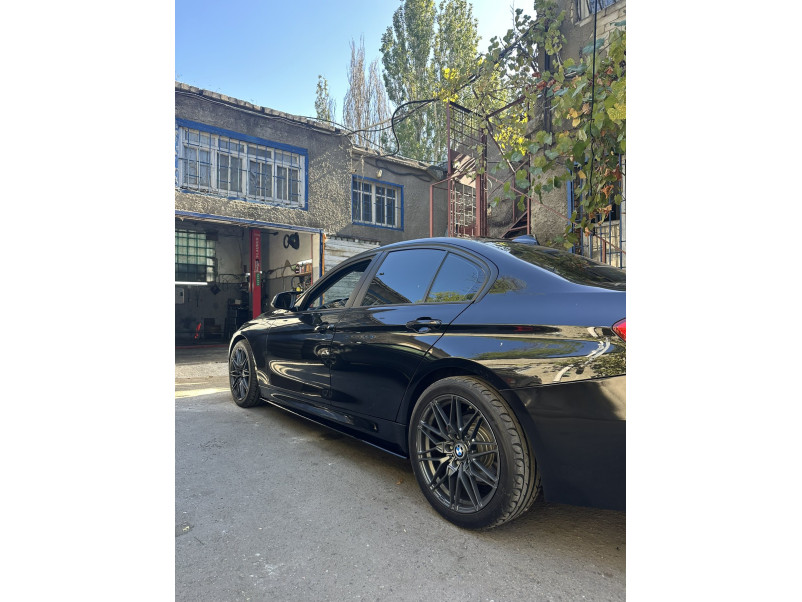 Леза на пороги Чорний глянець  на BMW M3 F80 2014-2020 року