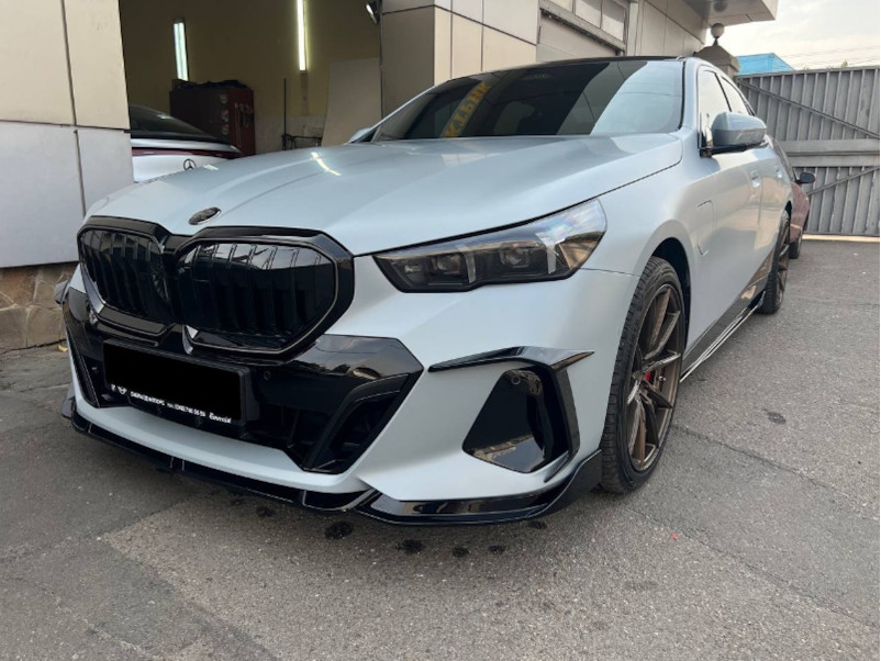 Тюнінг переднього бампера Чорний глянець  на BMW 5 Series G60 / G61 2023-2025 року