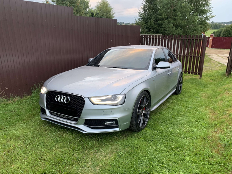 Решітка радіатора Chrome Black ( в стилі RS4 quattro ) на Audi A4 B8 2011-2015 року