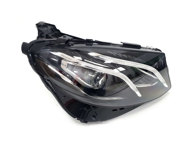 Передні фари  ( Led ) комплектні на Mercedes-Benz E-Class W213 2016-2020 року