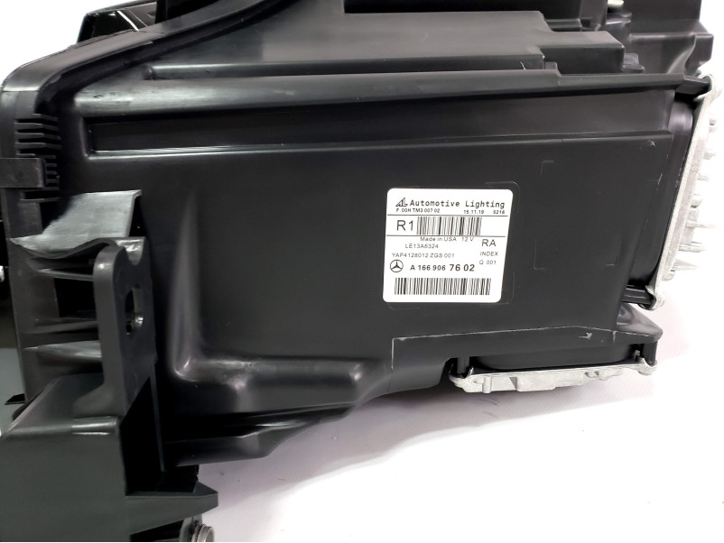 Передні фари  Led Adaptive ( оригінал комплектні ) на Mercedes-Benz GLE-Class W166 2015-2018 року