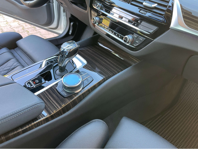 Кришталевий селектор КПП  ( з логотипом М ) на BMW 5 Series G30 / G31 2017-2020 року