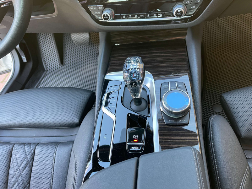 Кришталевий селектор КПП  ( з логотипом М ) на BMW 5 Series G30 / G31 2017-2020 року