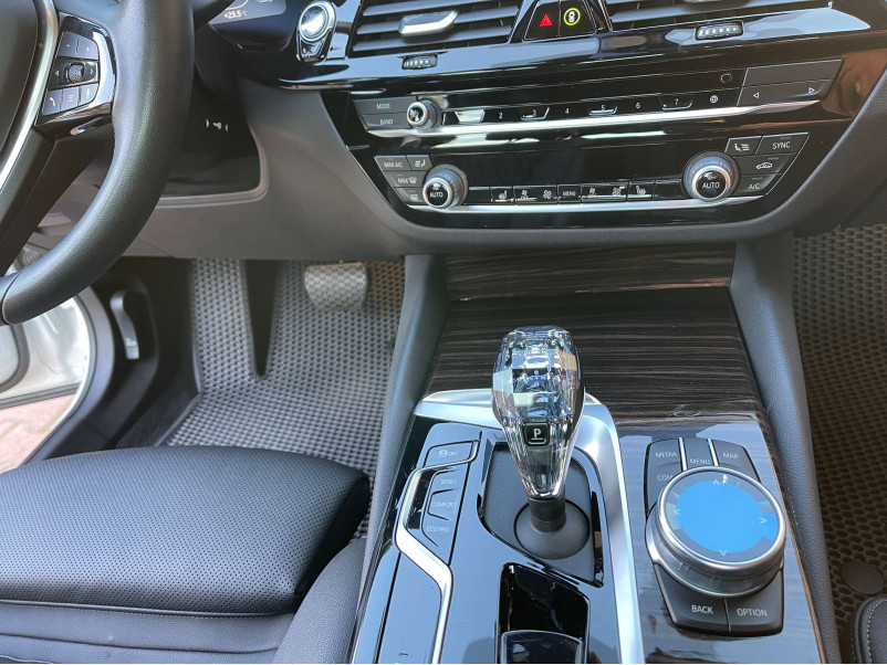 Кришталевий селектор КПП  ( з логотипом М ) на BMW 5 Series G30 / G31 2017-2020 року