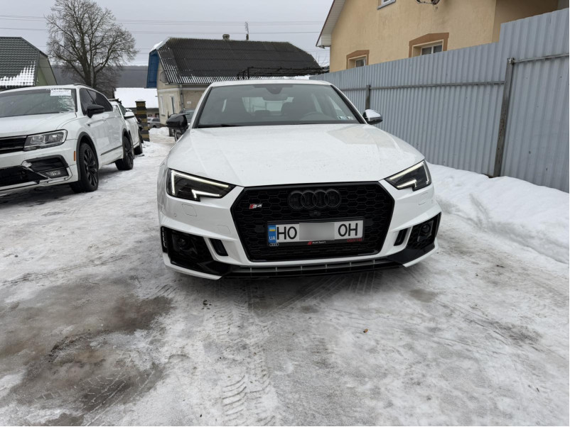 Передній бампер  ( в стилі RS4 під радари V3 ) на Audi A4 B9 2015-2019 року