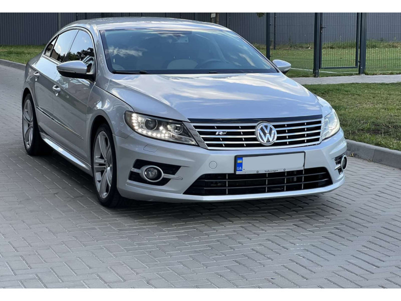 Передній бампер  ( стиль R-Line ) на Volkswagen Passat CC 2012-2017 року