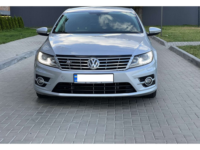 Передній бампер  ( стиль R-Line ) на Volkswagen Passat CC 2012-2017 року