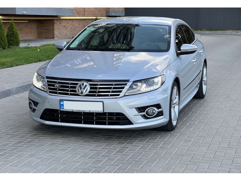 Передній бампер  ( стиль R-Line ) на Volkswagen Passat CC 2012-2017 року
