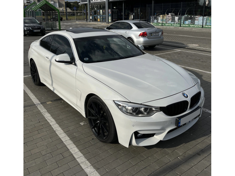 Передній бампер  ( стиль M4 ) під туманки  на BMW 4 Series F32 / F33 2013-2020 року