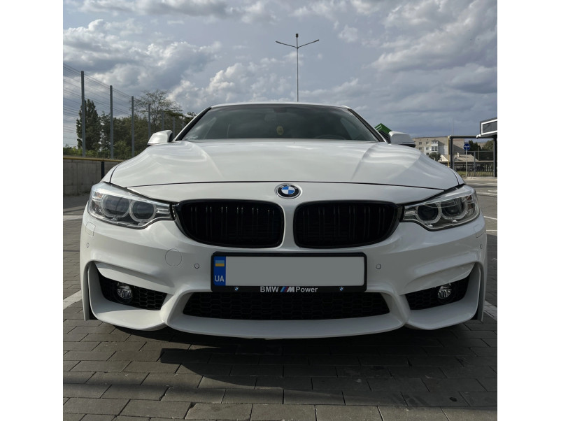 Передній бампер  ( стиль M4 ) під туманки  на BMW 4 Series F32 / F33 2013-2020 року