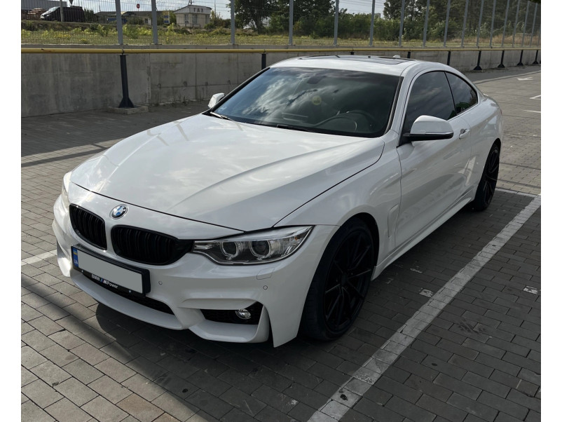 Передній бампер  ( стиль M4 ) під туманки  на BMW 4 Series F32 / F33 2013-2020 року