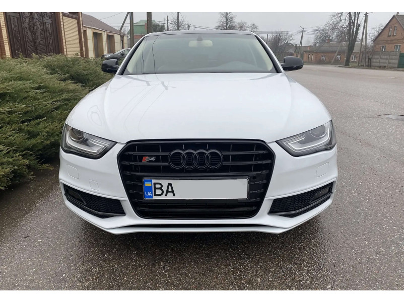 Решітка радіатора Full Black ( в стилі S4 ) на Audi A4 B8 2011-2015 року