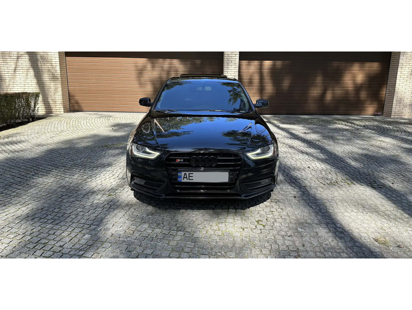 Решітка радіатора Full Black ( в стилі S4 ) на Audi A4 B8 2011-2015 року