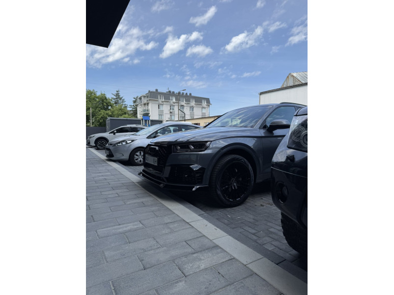 Губа ( переднього бампера ) Чорний глянець ( під RS бампер ) на Audi Q5 80A 2016-2020 року