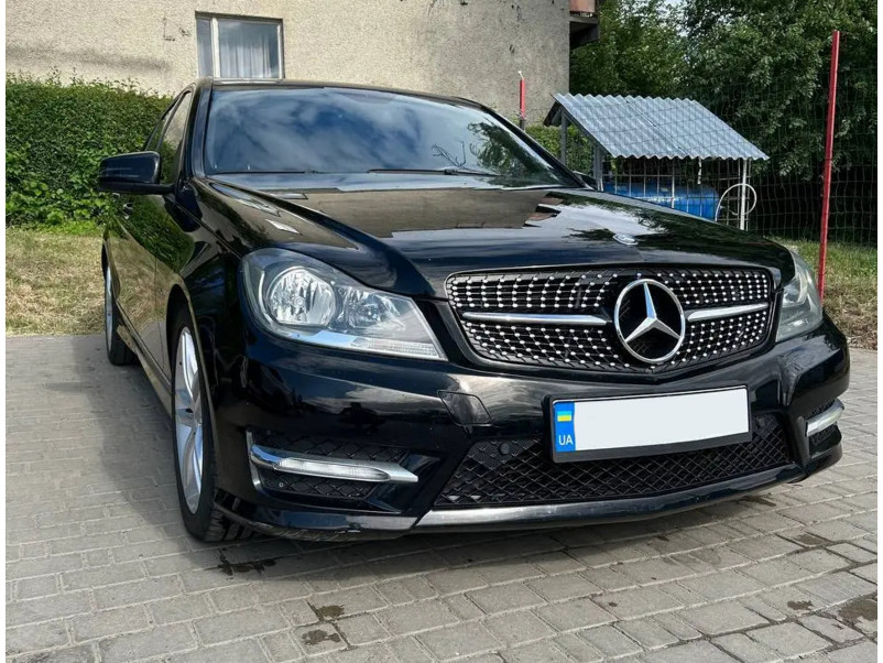 Решітка радіатора Black Diamond на Mercedes-Benz C-Class W204 2007-2014 року