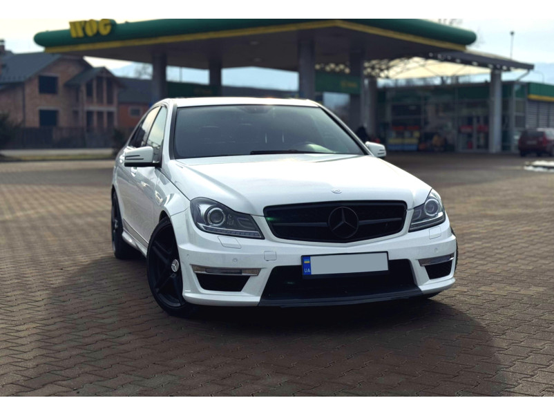 Решітка радіатора  SL Flat Black на Mercedes-Benz C-Class W204 2007-2014 року