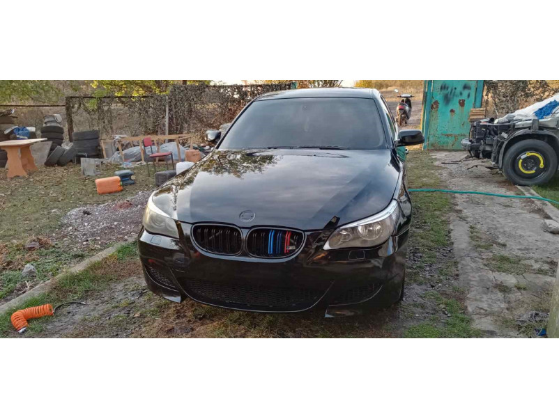 Ніздрі  M-color  ( Подвійні M-Look ) на BMW 5 Series E60 / E61 2003-2010 року