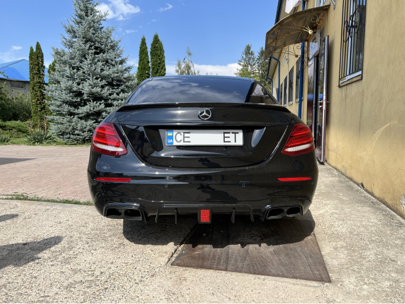 Дифузор ( заднього бампера ) Full Black / Black Pipe ( стиль E63 Brabus ) AMG на Mercedes-Benz E-Class W213 2016-2020 року