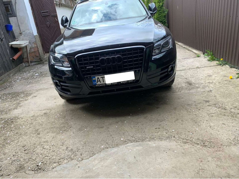 Решітка радіатора Full Black ( в стилі SQ5 ) на Audi Q5 8R 2008-2012 року