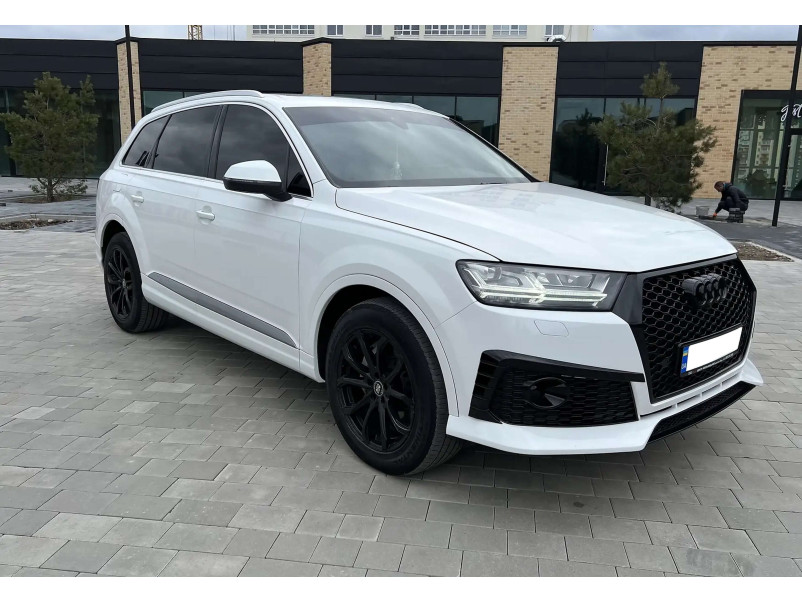 Передній бампер  ( RS Style ) Silver Black на Audi Q7 4M 2015-2020 року