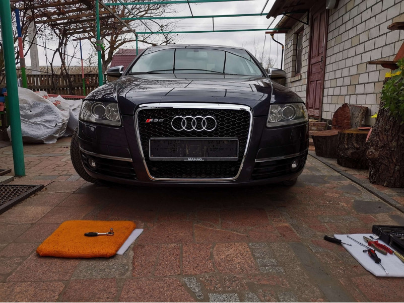 Решітка радіатора Chrome Black ( в стилі RS6 ) без PDC на Audi A6 C6 2004-2011 року