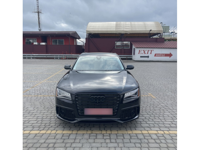Передній бампер  ( з решіткою в стилі W12 ) FB на Audi A8 D4 2010-2014 року