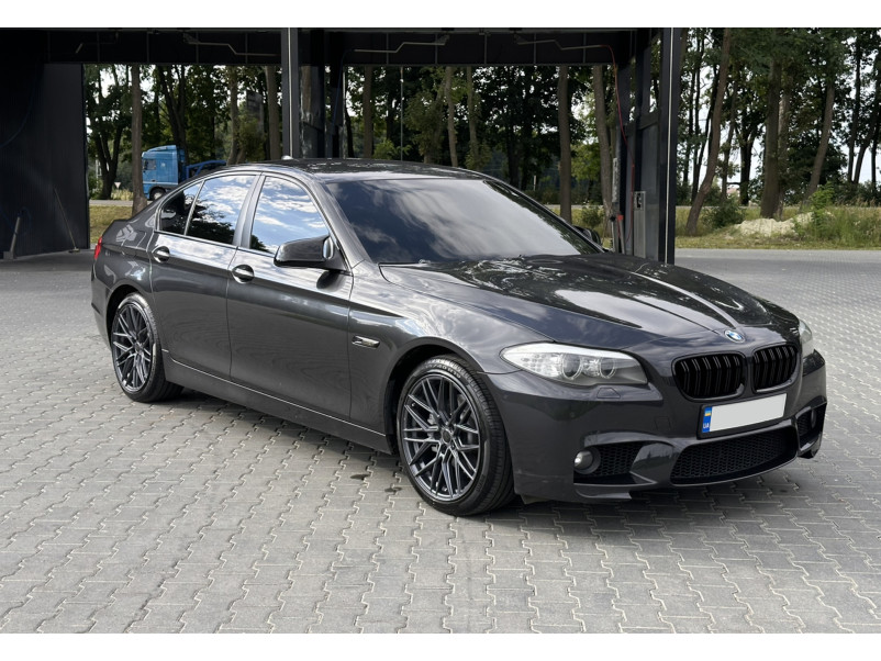 Передній бампер  ( стиль M5 ) під туманки на BMW 5 Series F10 / F11 2010-2017 року