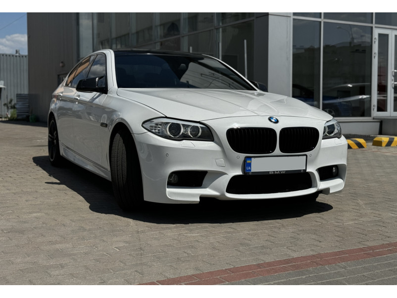 Передній бампер  ( стиль M5 ) під туманки на BMW 5 Series F10 / F11 2010-2017 року