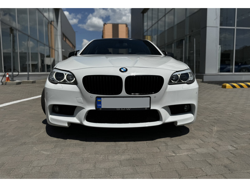 Передній бампер  ( стиль M5 ) під туманки на BMW 5 Series F10 / F11 2010-2017 року