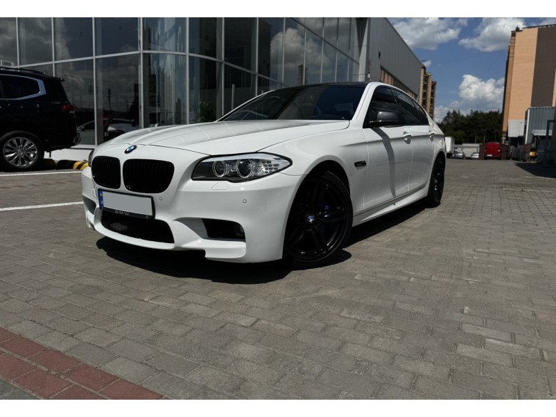 Передній бампер  ( стиль M5 ) під туманки на BMW 5 Series F10 / F11 2010-2017 року