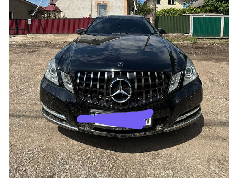 Решітка радіатора Chrome Black GT на Mercedes-Benz E-Class W212 2009-2013 року