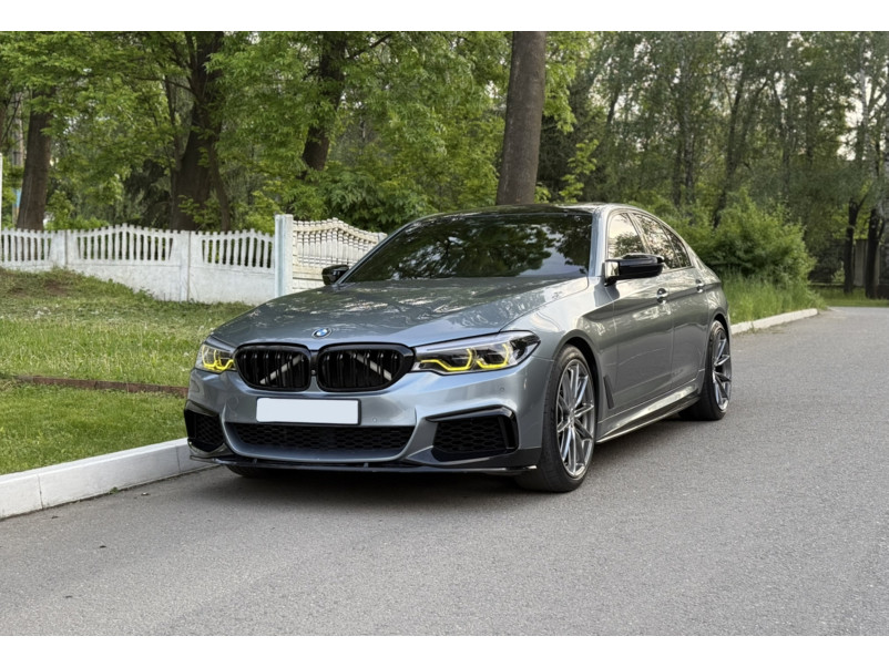 Губа ( переднього бампера ) Чорний глянець ( M-Performance ) V1 на BMW 5 Series G30 / G31 2017-2020 року