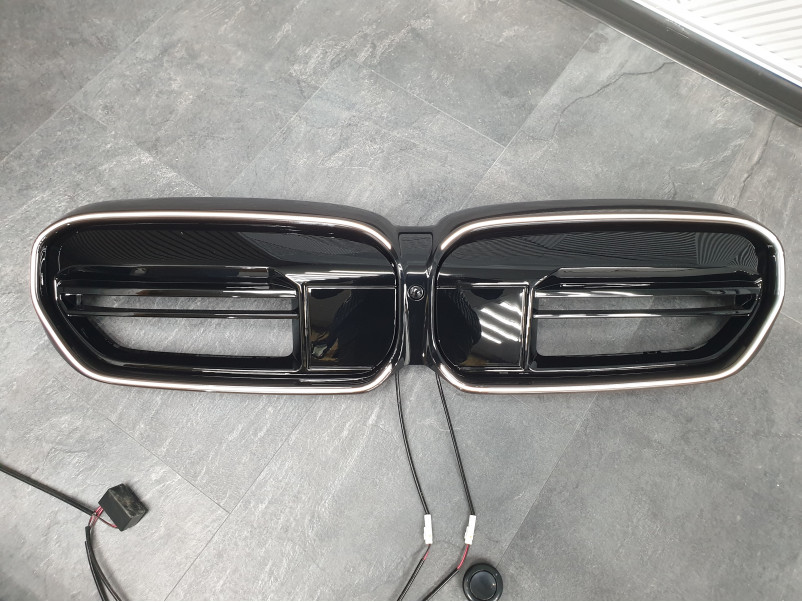 Ніздрі Чорний глянець ( M5 G90 Look ) Iconic glow на BMW 5 Series G30 / G31 2020-2023 року