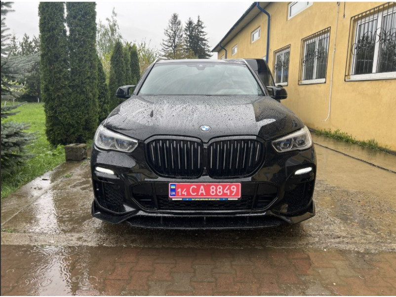 Губа ( переднього бампера ) Чорний глянець  на BMW X5 G05 2018-2022 року