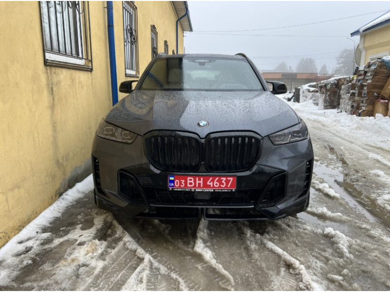 Губа ( переднього бампера ) Чорний глянець  на BMW X5 G05 2023-2025 року