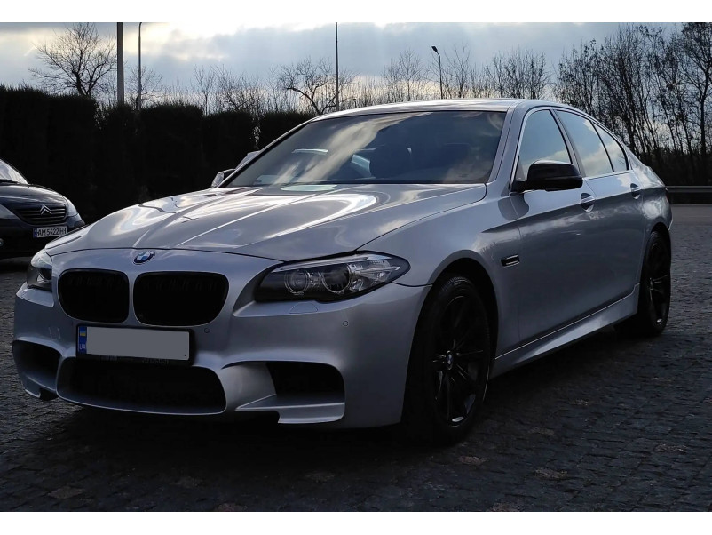 Передній бампер  ( стиль M5 ) на BMW 5 Series F10 / F11 2010-2017 року