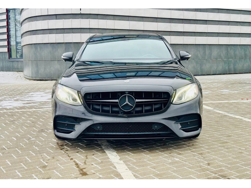 Решітка радіатора Full Black ( стиль AMG E63 S ) на Mercedes-Benz E-Class W213 2016-2020 року