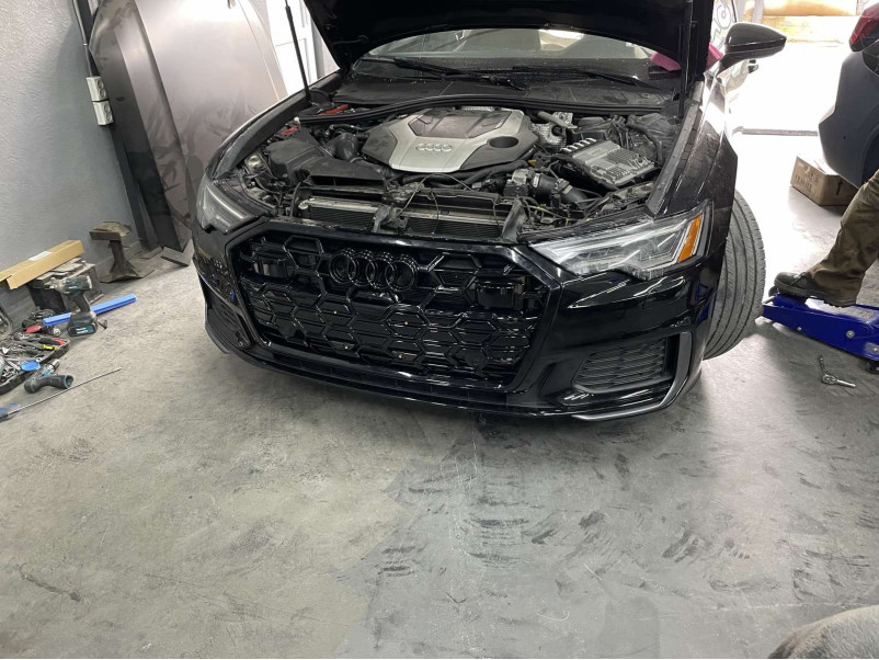 Решітка радіатора Full Black ( стиль S6 ) під дистронік на Audi A6 C8 2023-2024 року