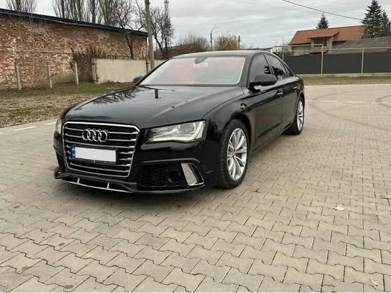 Передній бампер  ( з решіткою в стилі W12 V1 ) на Audi A8 D4 2010-2014 року