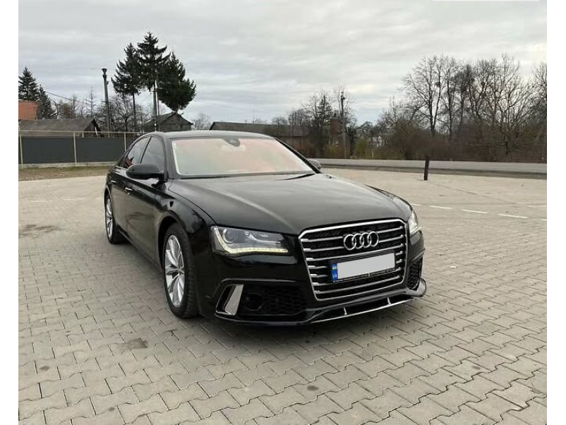 Передній бампер  ( з решіткою в стилі W12 V1 ) на Audi A8 D4 2010-2014 року