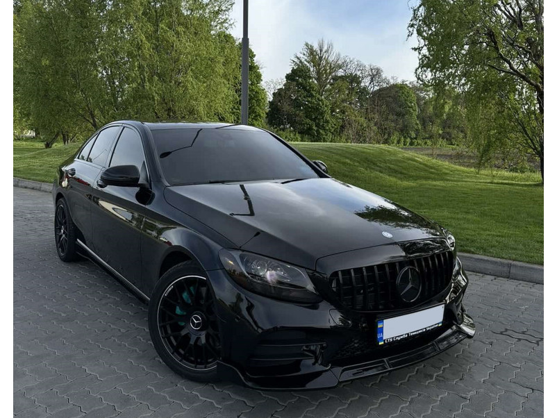 Губа ( переднього бампера ) Чорний глянець ( стиль Brabus ) на Mercedes-Benz C-Class W205 2018-2021 року