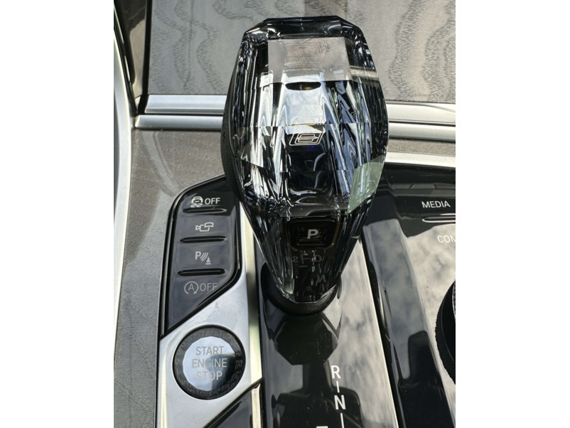 Кришталевий селектор КПП  ( з логотипом 8 ) на BMW 8 Series G14 / G15 / G16 2018-2023 року