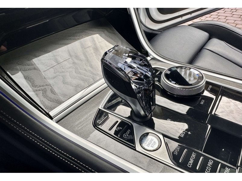 Кришталевий селектор КПП  ( з логотипом 8 ) на BMW 8 Series G14 / G15 / G16 2018-2023 року