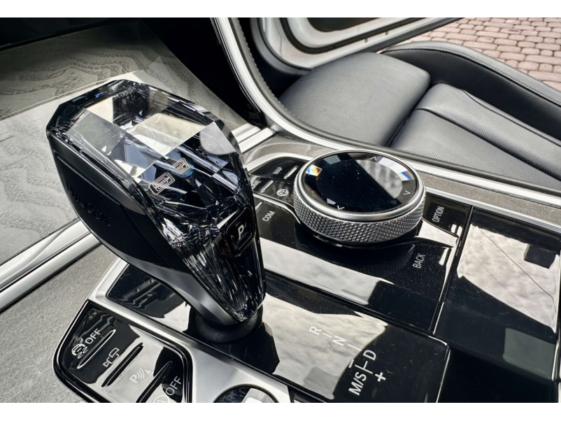 Кришталевий селектор КПП  ( з логотипом 8 ) на BMW 8 Series G14 / G15 / G16 2018-2023 року