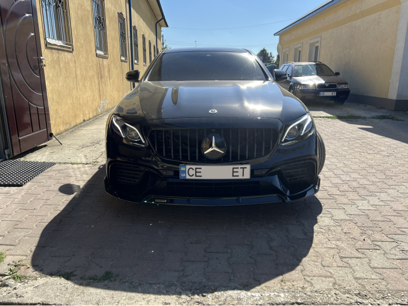 Губа ( переднього бампера ) Чорний глянець  на Mercedes-Benz E-Class W213 2016-2020 року