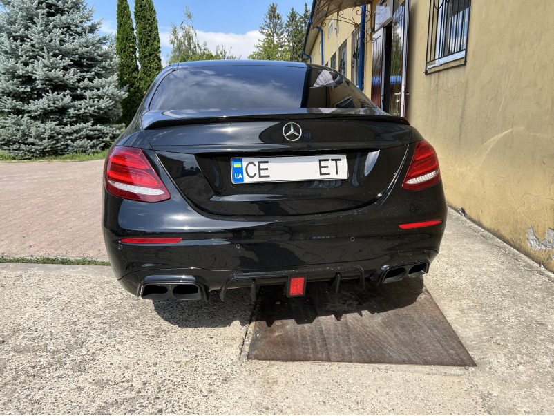 Спойлер Чорний глянець ( седан ) на Mercedes-Benz E-Class W213 2016-2020 року
