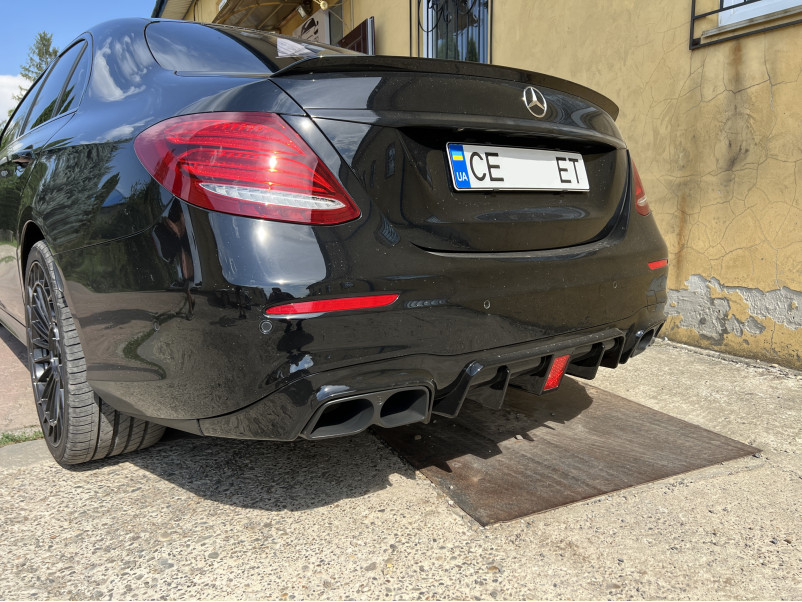 Спойлер Чорний глянець ( седан ) на Mercedes-Benz E-Class W213 2016-2020 року