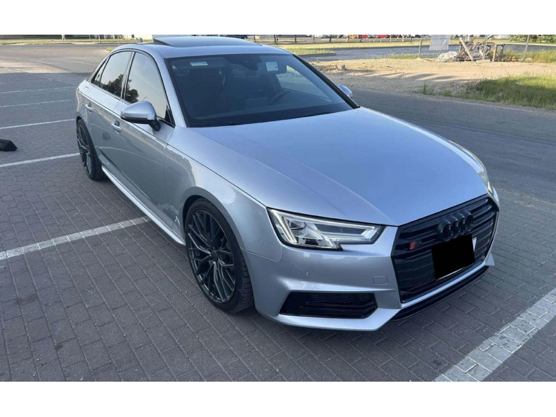 Передній бампер  ( в стилі S4 ) на Audi A4 B9 2015-2019 року