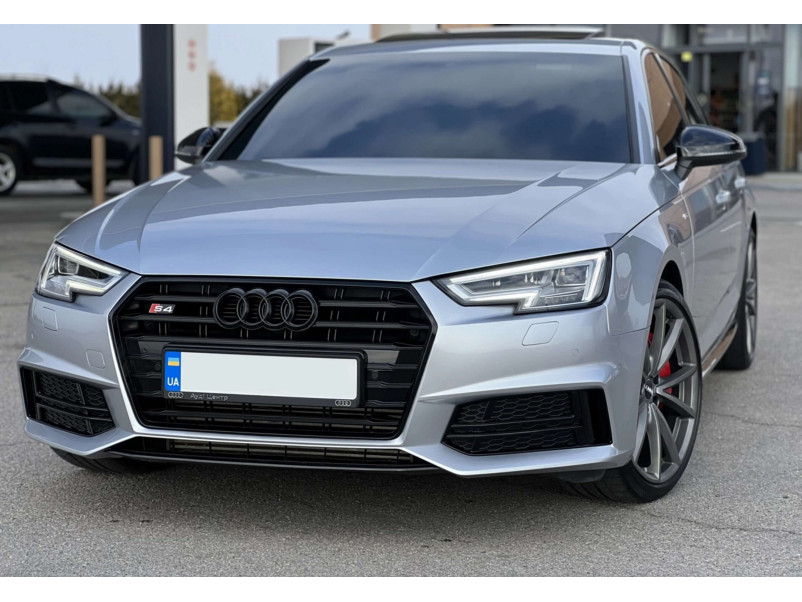Передній бампер  ( в стилі S4 ) на Audi A4 B9 2015-2019 року